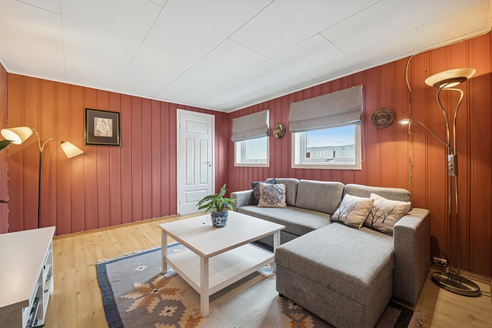 Trivelig tv-stue i underetasjen. Den perfekte plassen når en ønsker å trekke seg litt tilbake. Rommet er tegnet inn som hobbyrom i godkjente byggetegninger. Galleribilde