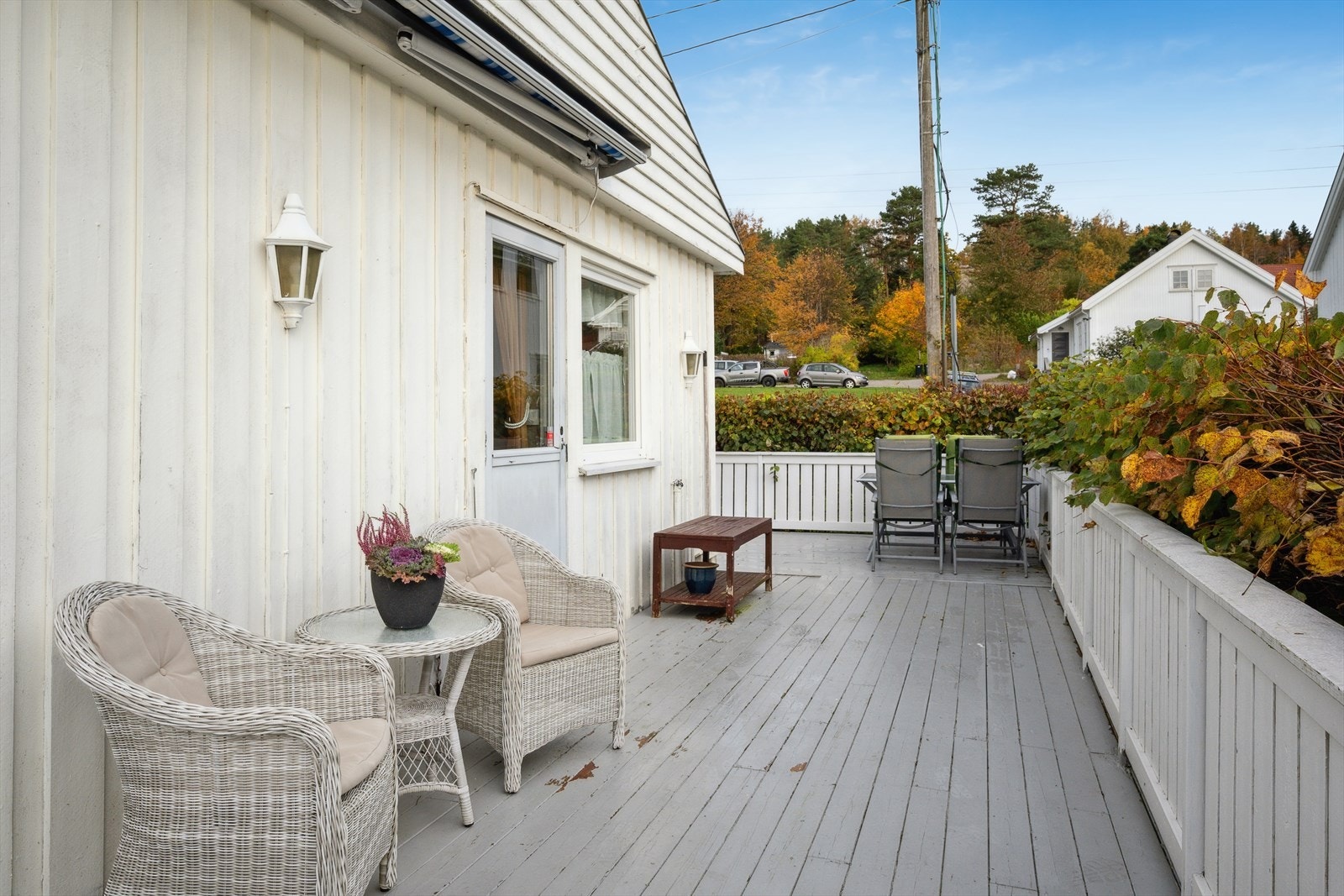 Fra stuen er det videre utgang til en stor og solrik terrasse. Galleribilde