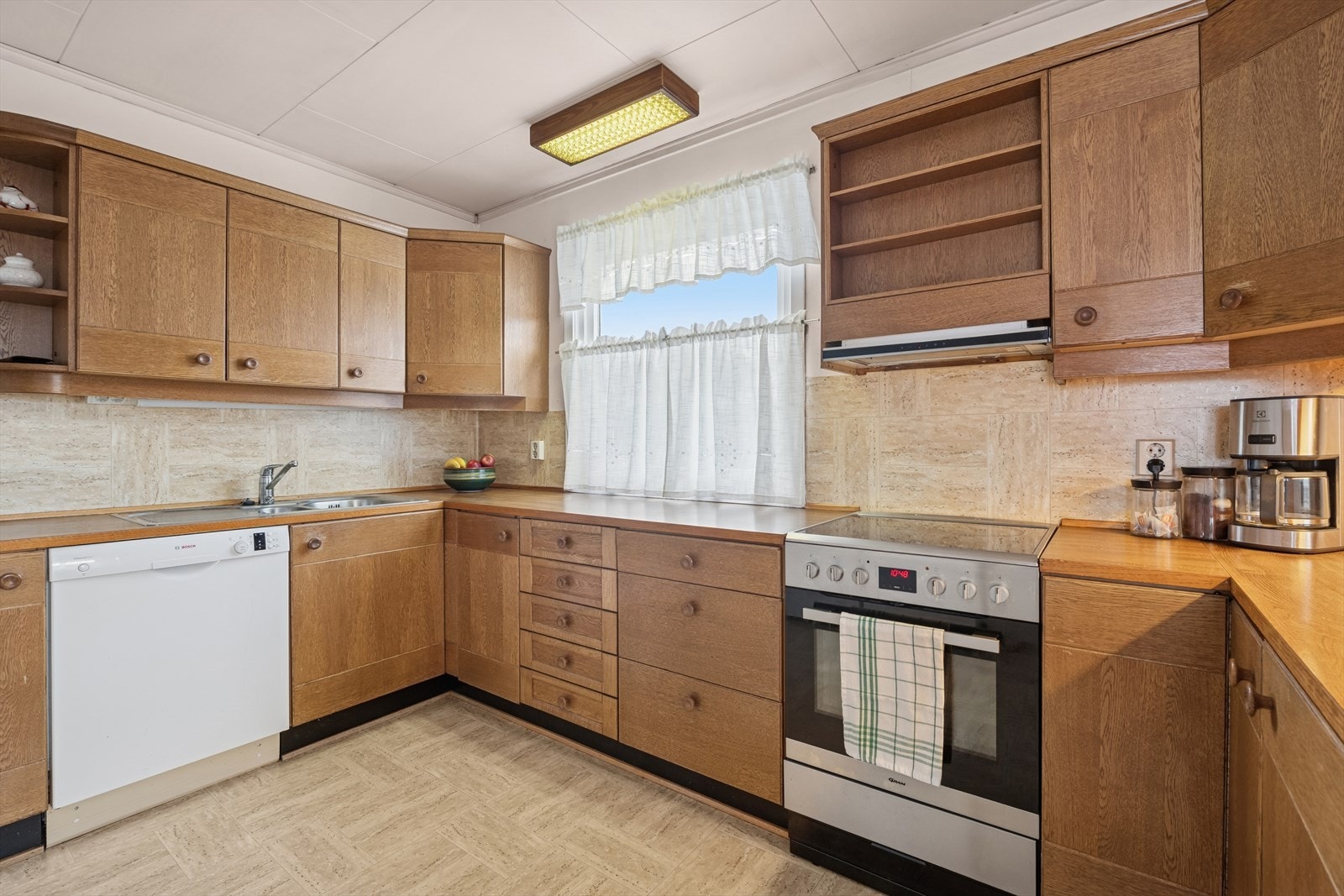 Her har en alt en måtte trenge av skap-, skuff- og benkeplass. Galleribilde