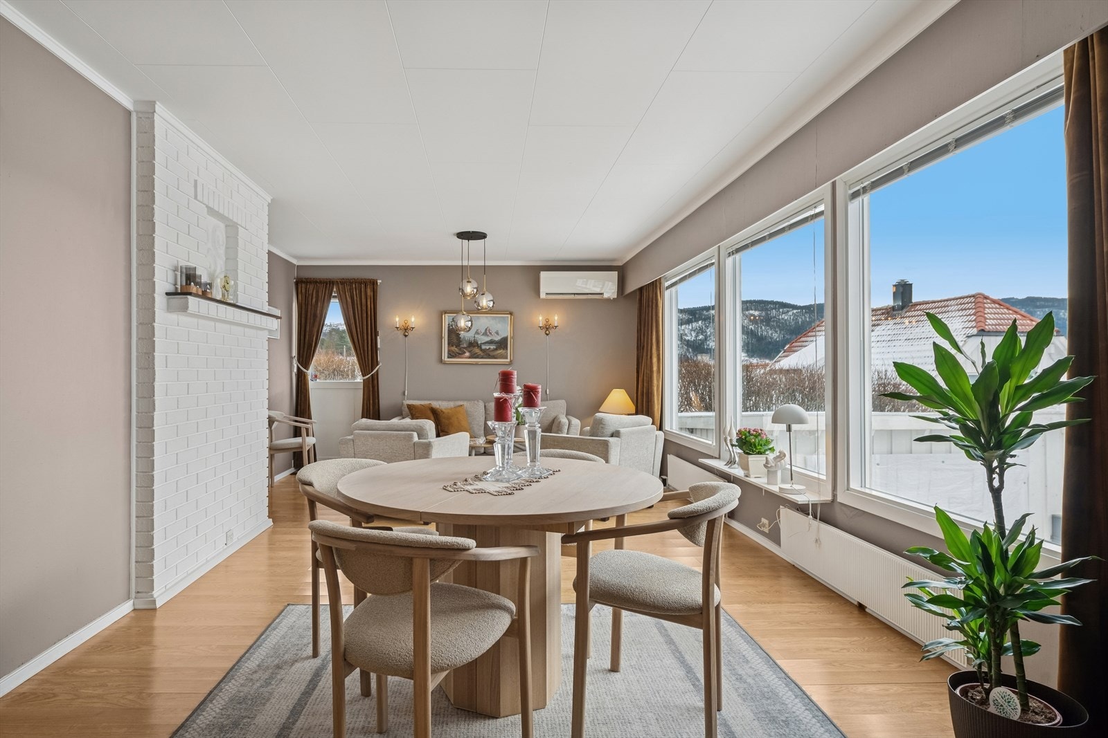 Gode vindusflater sørger for at rommet får godt med naturlig lys. Galleribilde