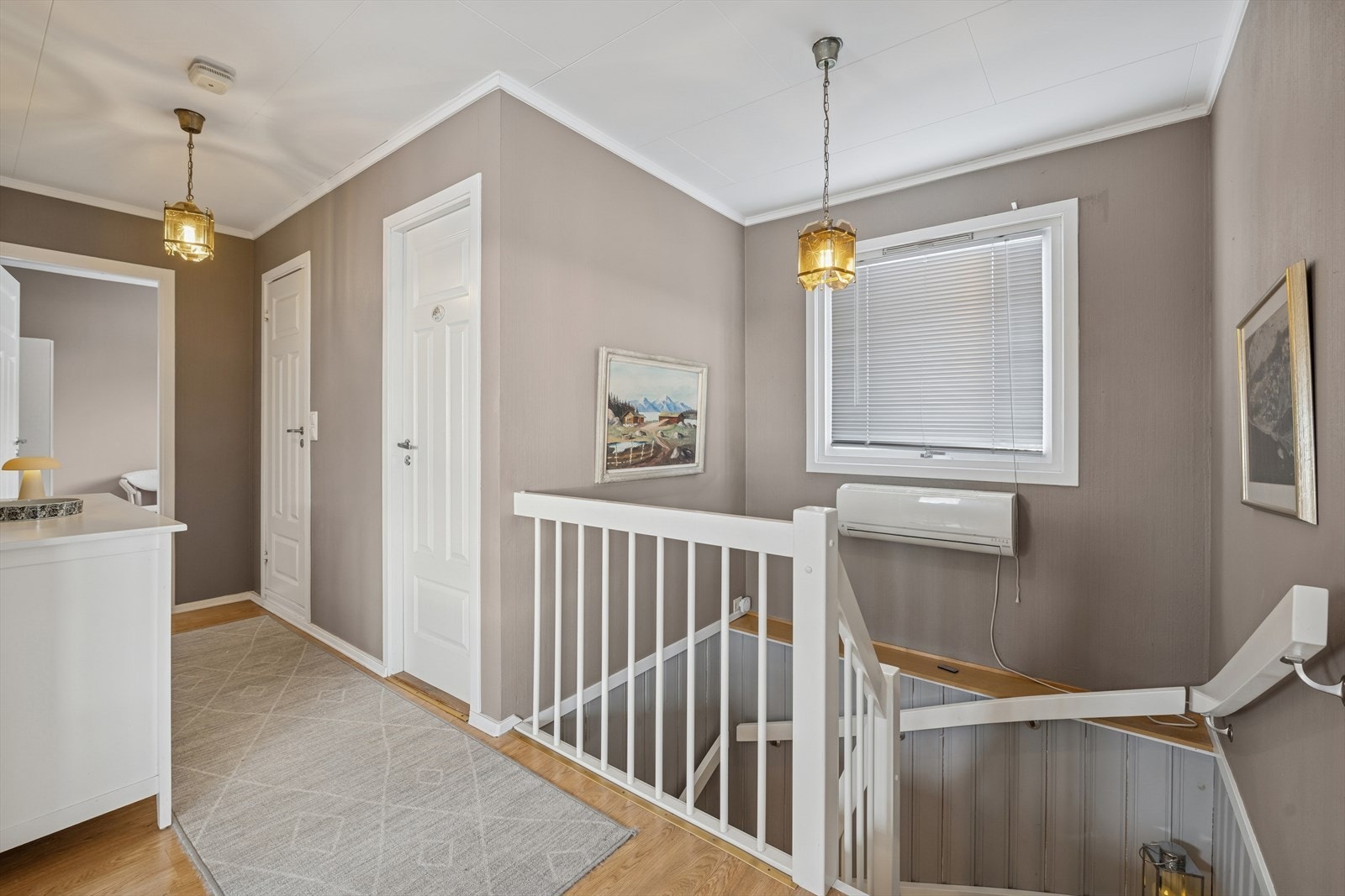 Vi tar trappa og beveger oss opp en etasje. Galleribilde