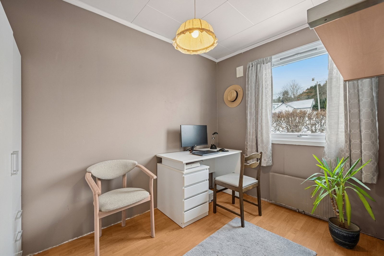 Soverom 2 er i dag benyttet som kontor. Dette fungerer utmerket som barnerom/gjesterom. Galleribilde