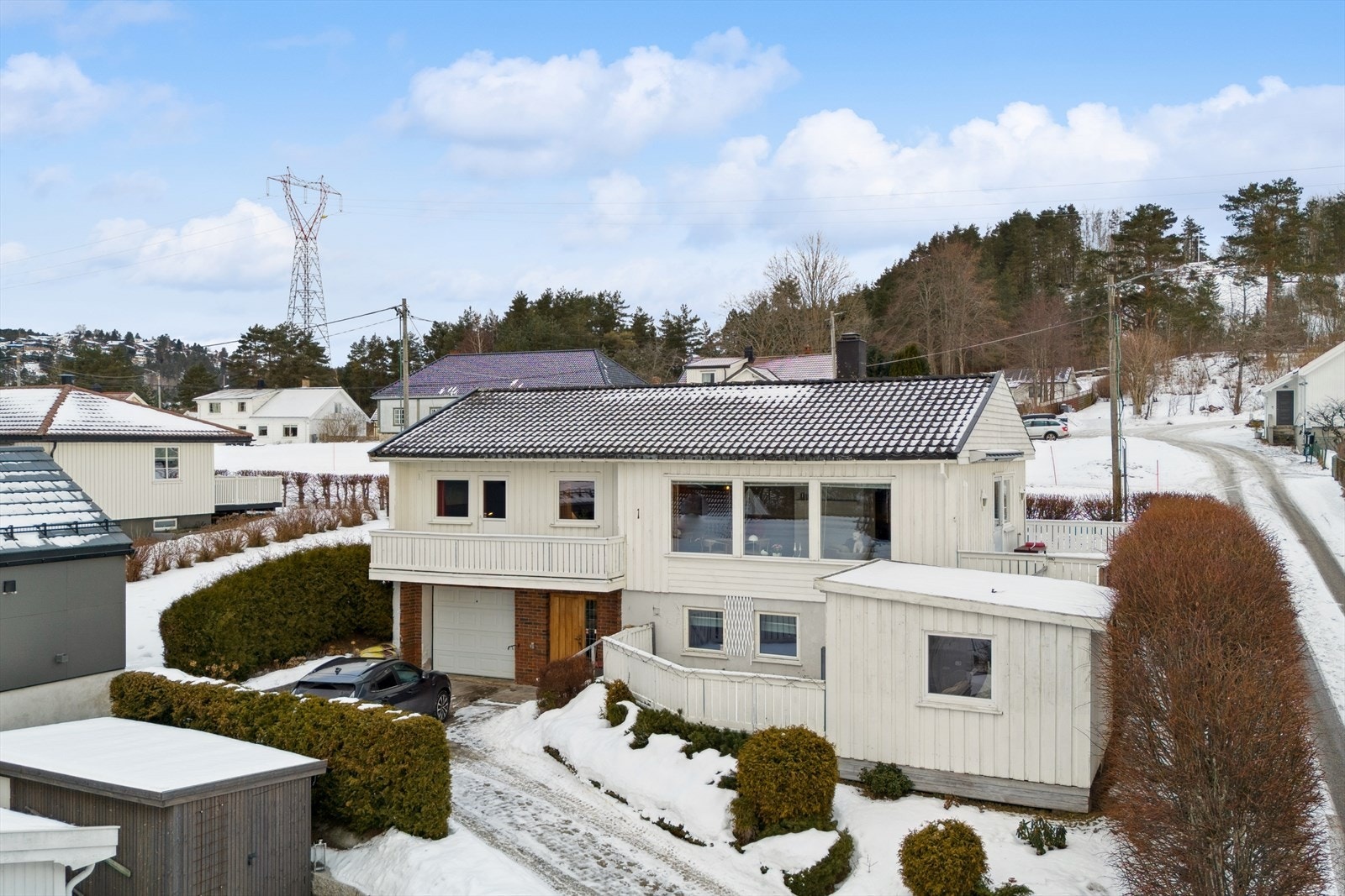 Parkering i integrert garasje, samt innkjørsel. Galleribilde