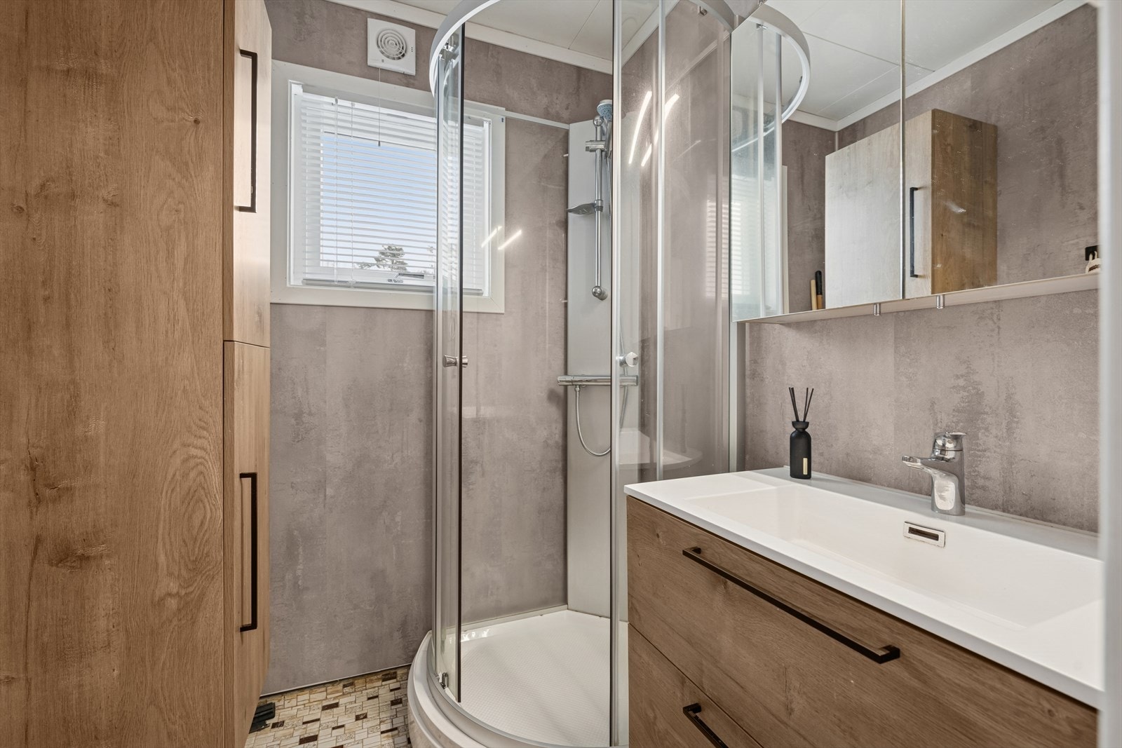 Badet er utstyrt med dusjkabinett og en moderne baderomsinnredning. Galleribilde