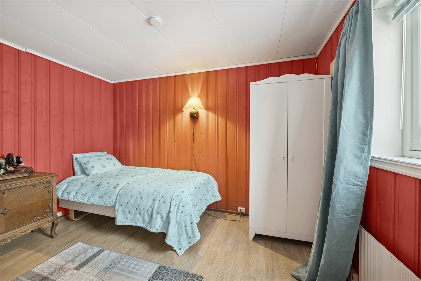 Soverom 3 er plassert i underetasjen, innenfor tv-stuen. Rommet er opprinnelig tegnet inn som en del av et større hobbyrom. Galleribilde