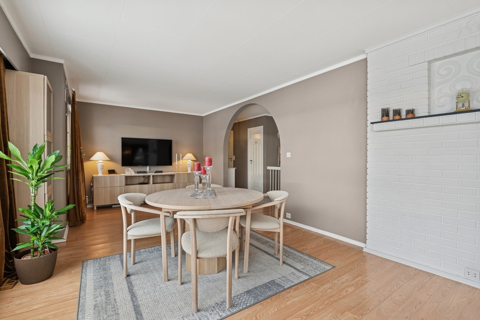 Spisegruppen tar plass i egen sone og inviterer til sosiale og hyggelige måltider med kjente og kjære. Galleribilde