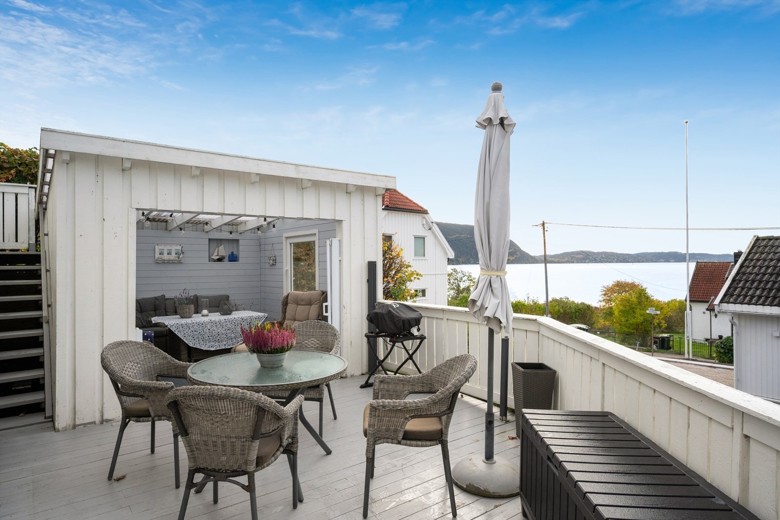 Den flotte hagestuen gjør at en kan nyte utelivet uansett værforhold. Galleribilde