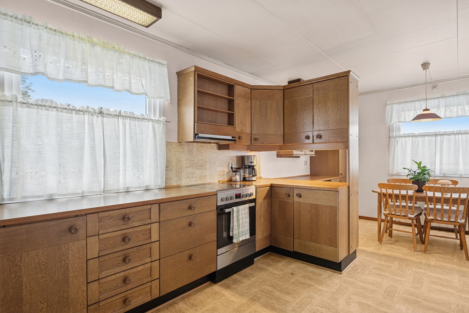 Kjøkkenet er eldre og har moderniseringsbehov. Galleribilde