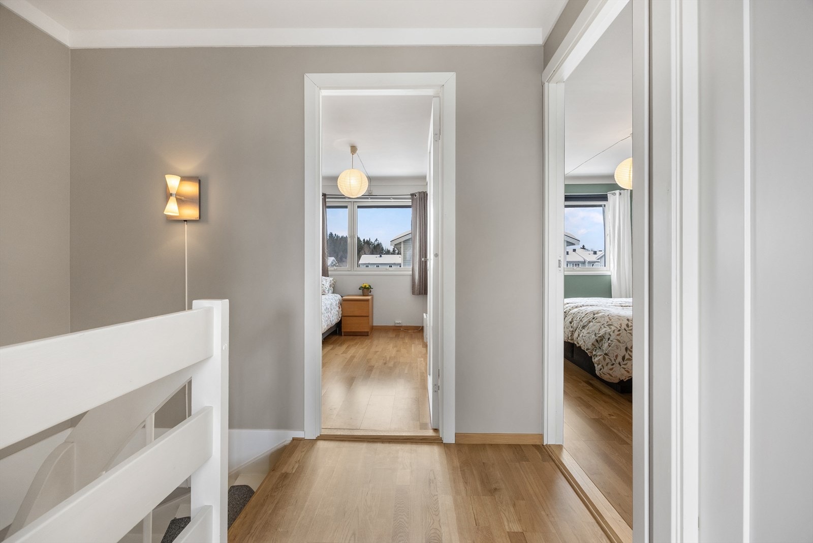 Fra gangen er det tilgang til loftet via en luke med nedfellbar stige Galleribilde