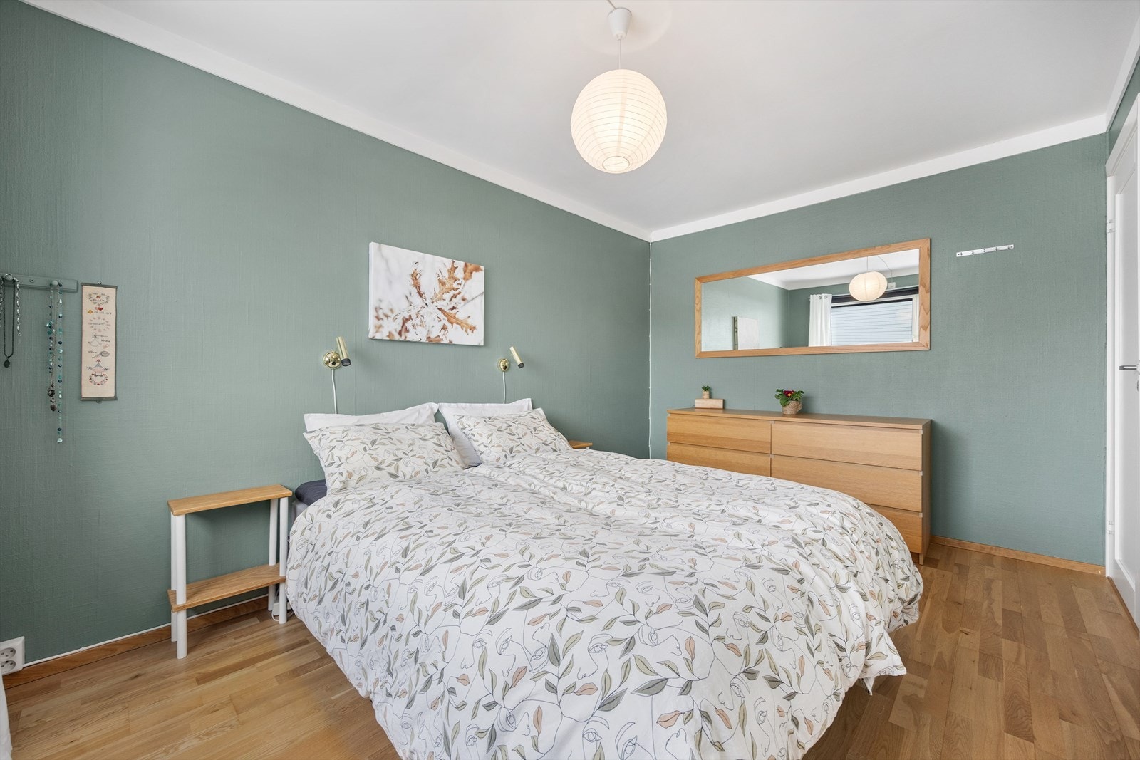 Hovedsoverommet er romslig og har god plass til dobbeltseng og garderobeløsning Galleribilde