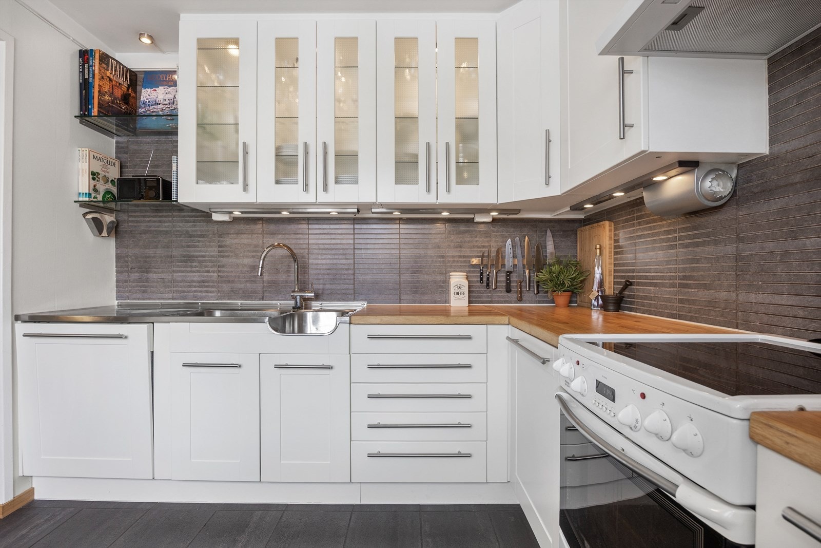 Godt med oppbevaringsplass i over- og underskap, inkludert vitrineskap med belysning Galleribilde