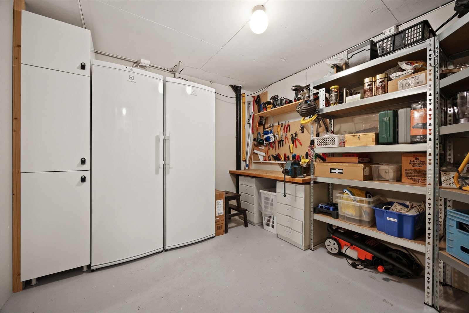 Den innvendige boden gir rikelig med lagringsplass for diverse utstyr Galleribilde