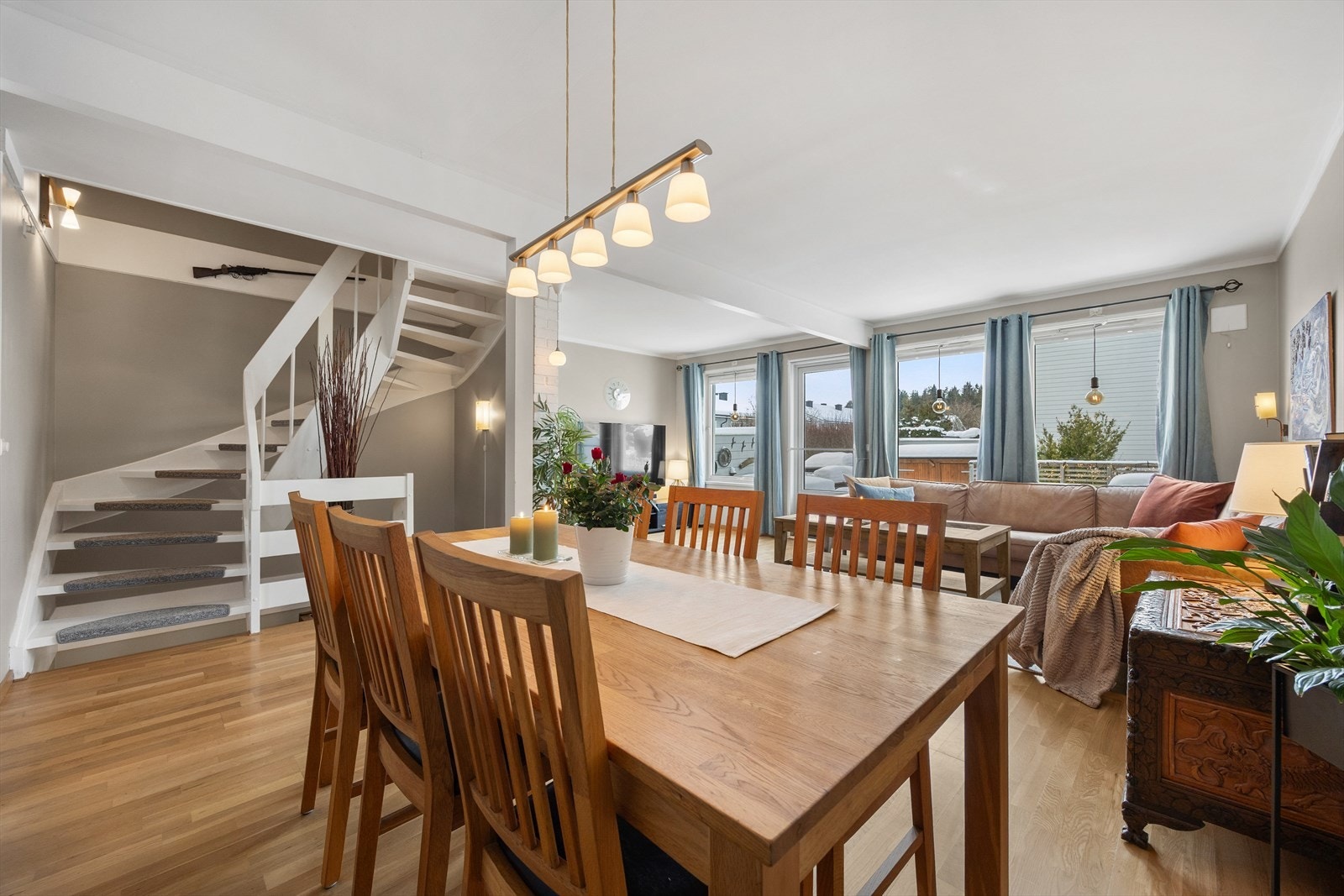 Det er parkettgulv med varmefolie i stuen, noe som gir en jevn og behagelig varme Galleribilde