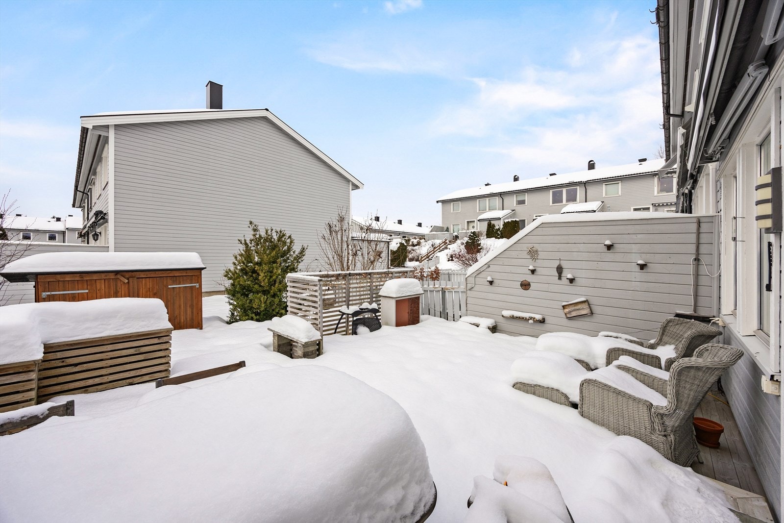 Hagen er pent opparbeidet og skjermet, med god plass for utemøbler og lek Galleribilde