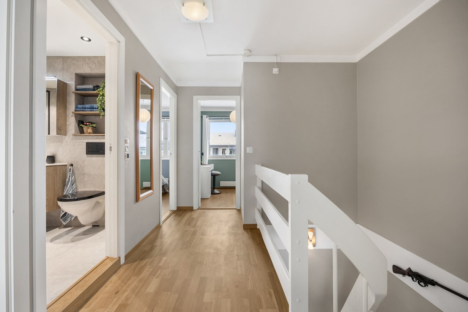 Gangen i andre etasje fordeler adkomsten til alle rommene på en effektiv måte Galleribilde