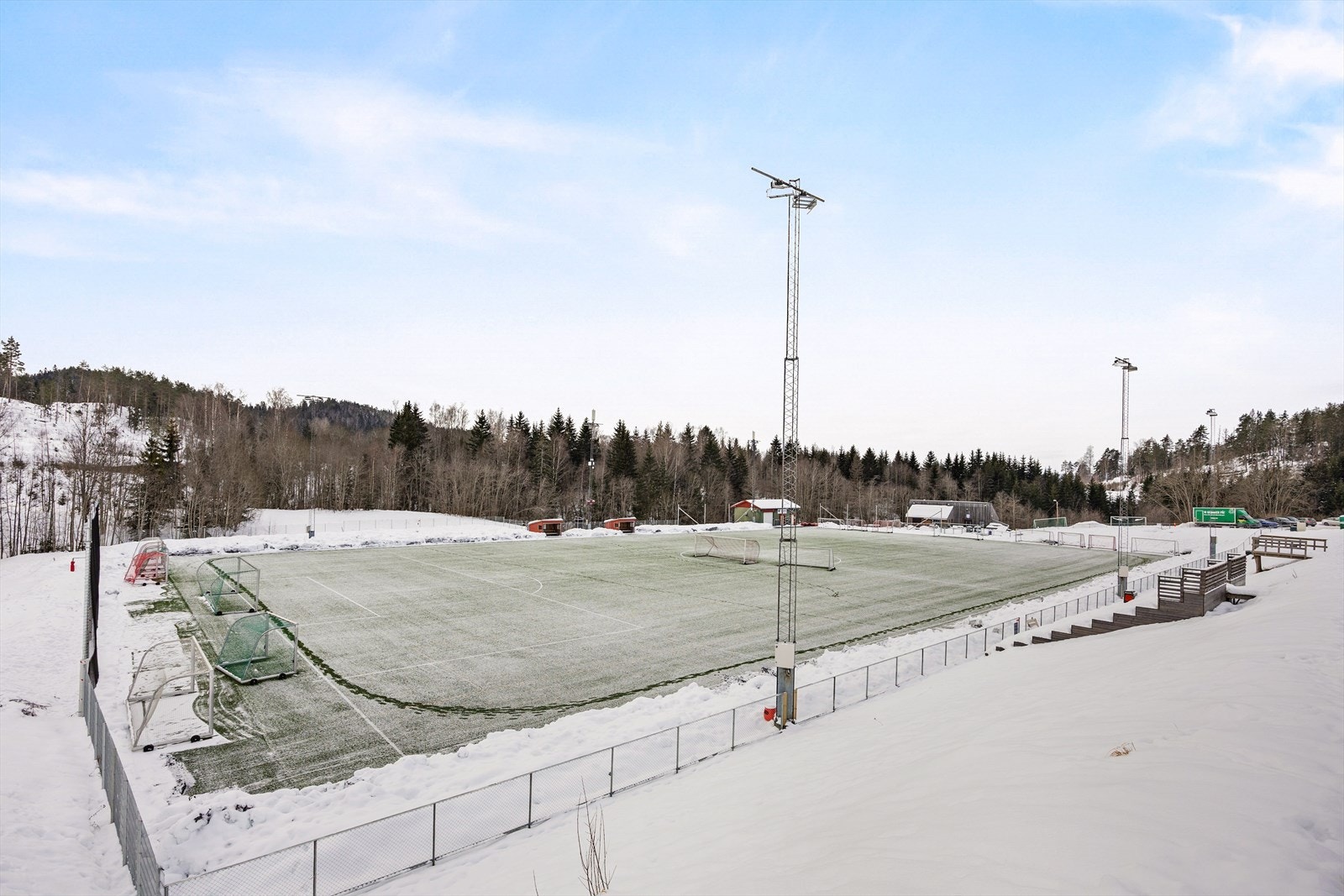 For de idrettsglade er Sandbekkbanen et naturlig samlingspunkt kun en kort spasertur unna Galleribilde