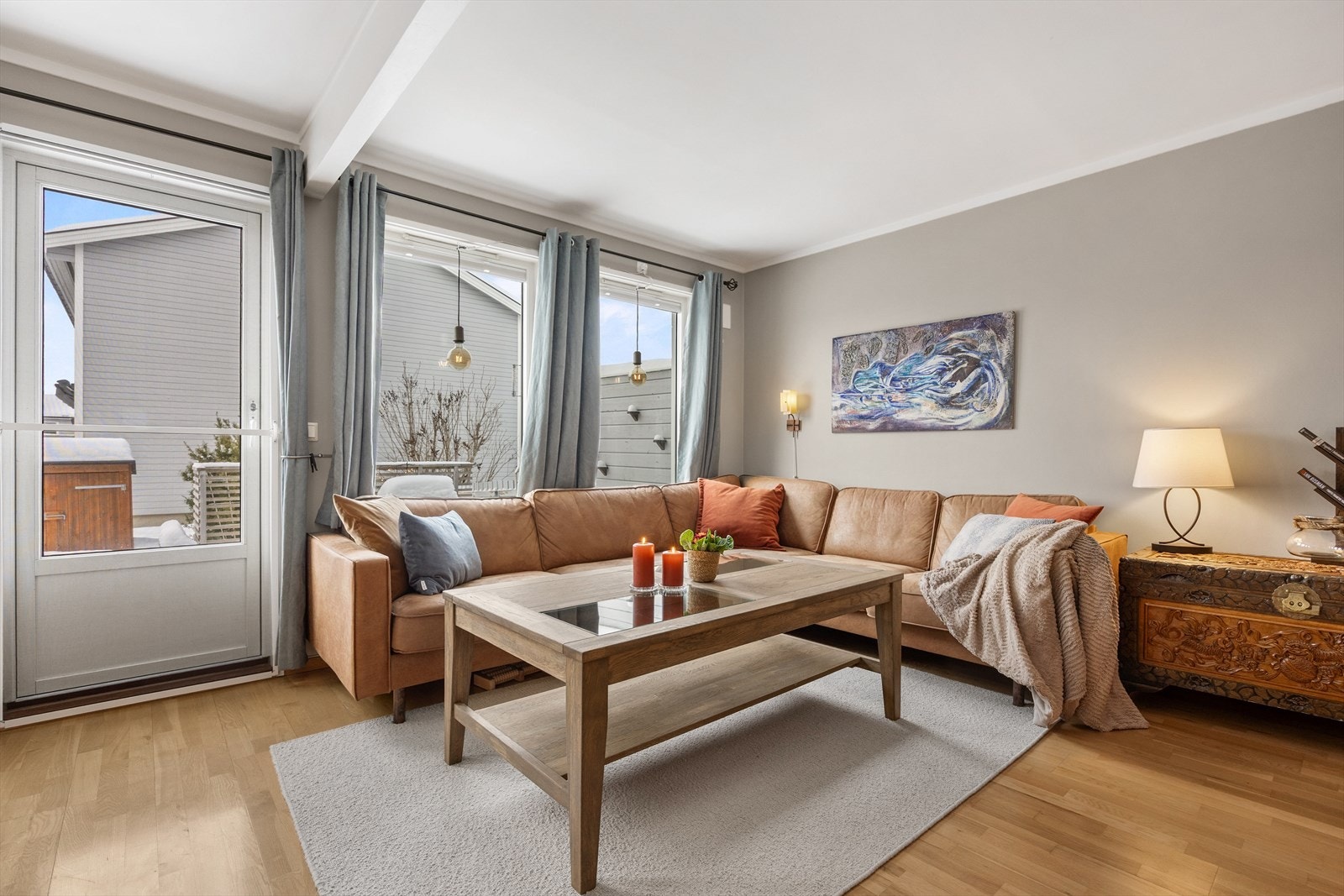 Fra stuen er det direkte utgang til den store, vestvendte markterrassen Galleribilde