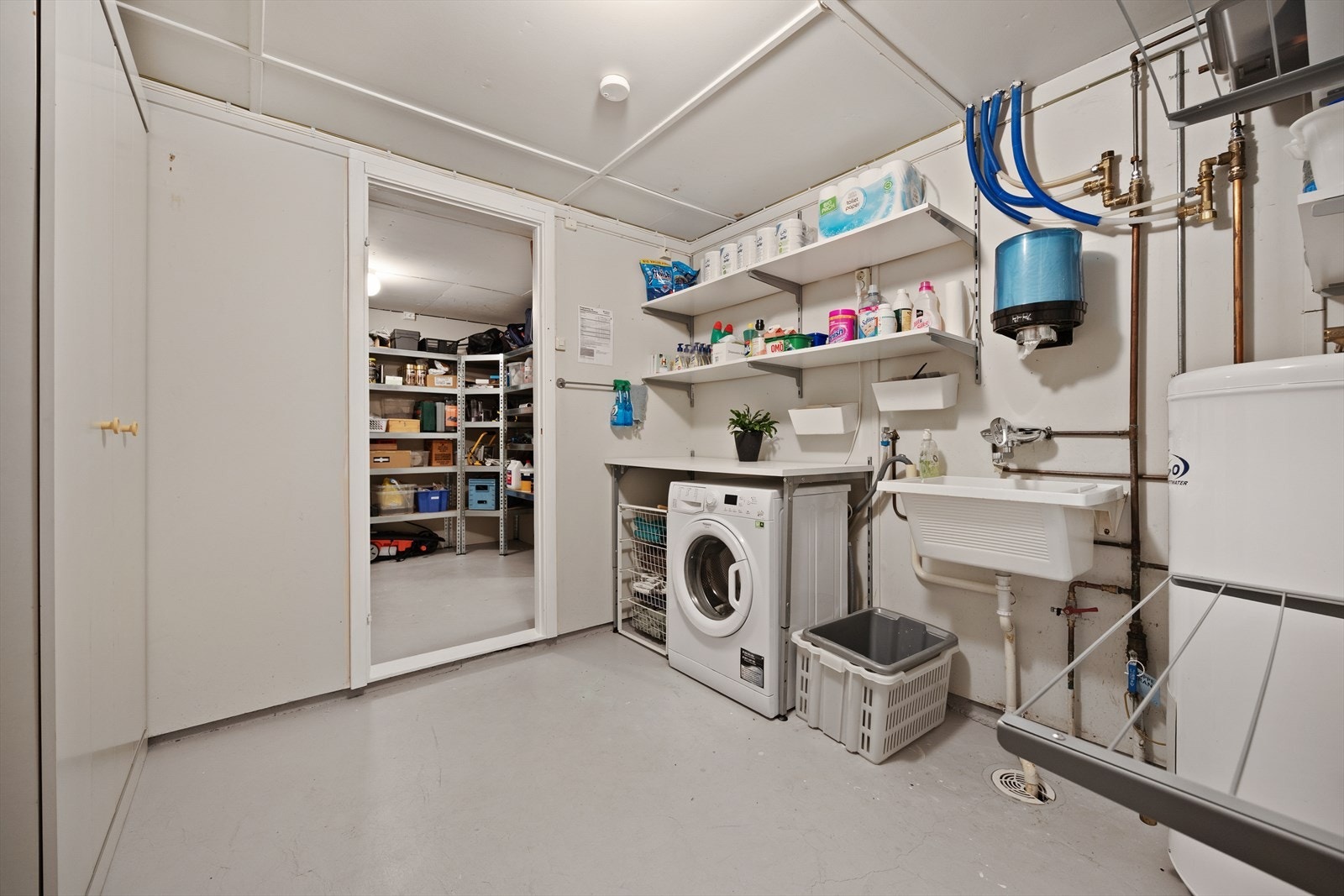 Varmtvannsberederen på 198 liter er plassert her, og det er adkomst til boden Galleribilde