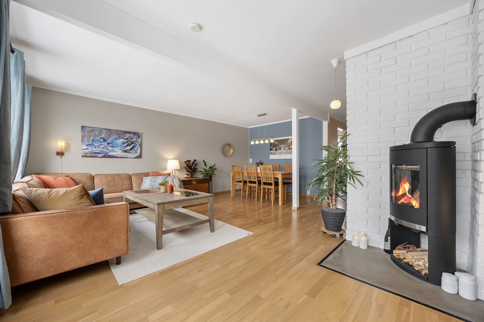 Peisovnen er et sentralt element i rommet og gir både varme og hygge Galleribilde