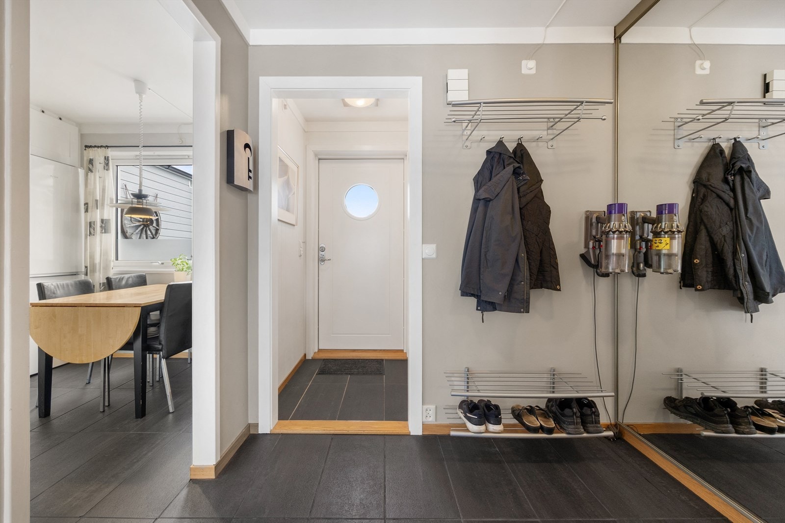 Fra gangen er det enkel tilgang til både kjøkken, stue og toalettrom Galleribilde