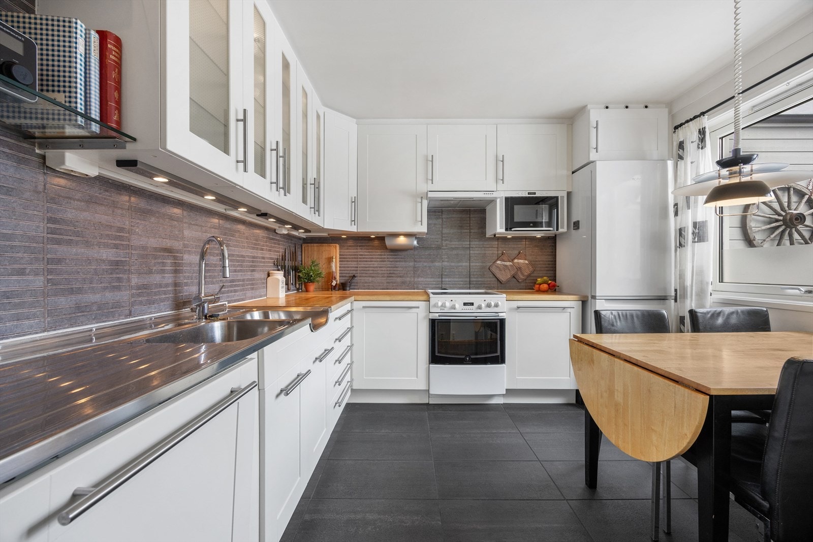 Kjøkkenet fra 2006 har benkeplate i heltre og flislagt gulv med varmekabler Galleribilde