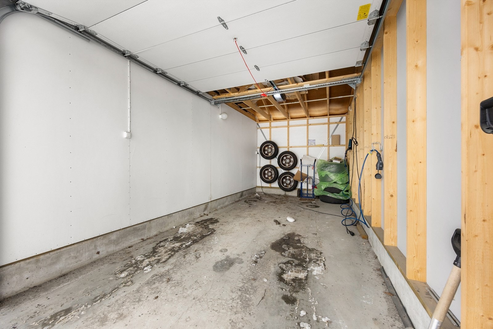 Garasjen er på 16,5 m² og har installert lader for elbil Galleribilde