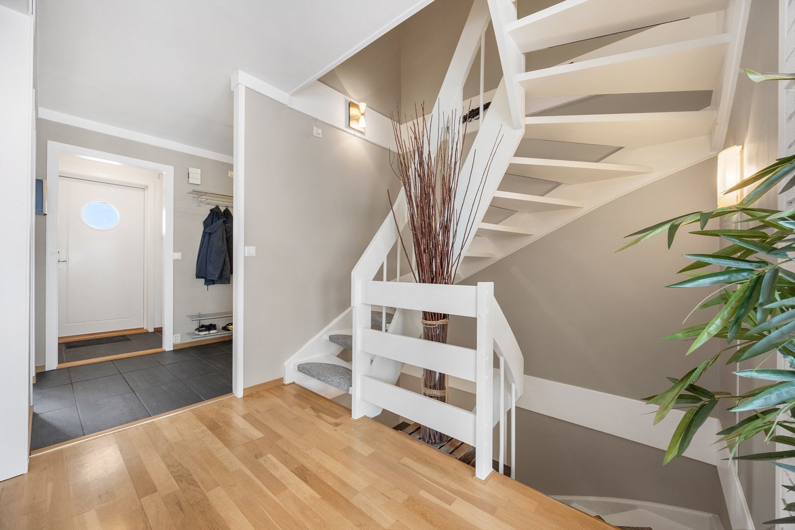 Den hvitmalte tretrappen binder etasjene elegant sammen Galleribilde