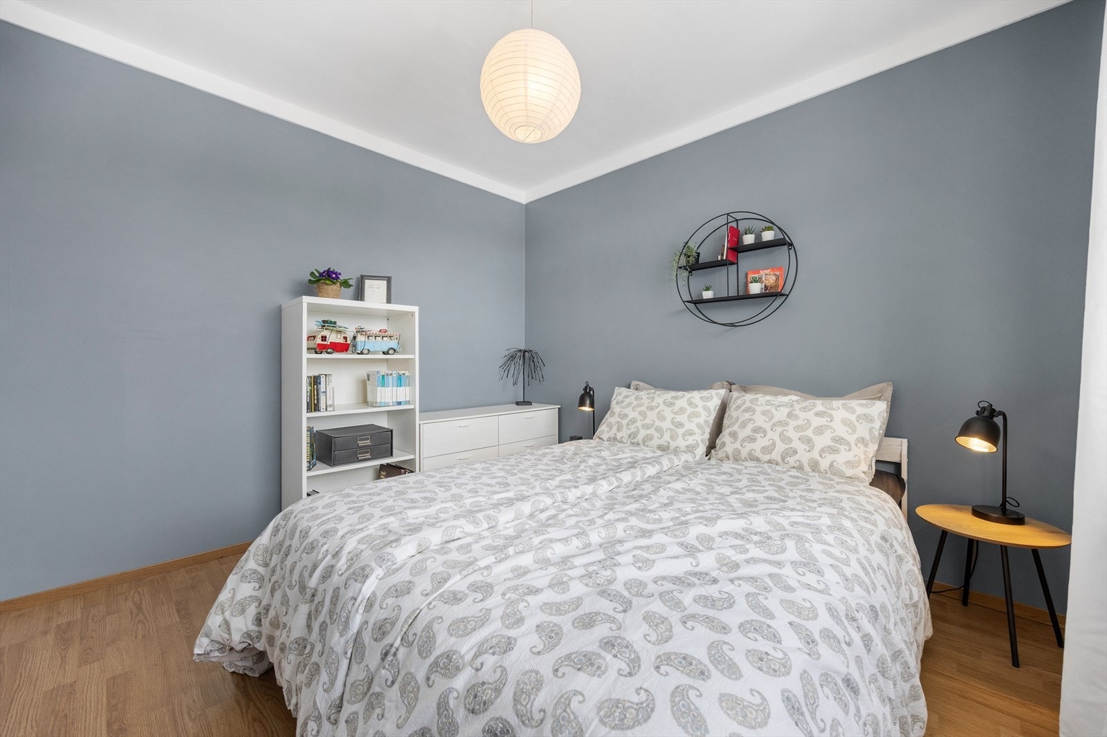 Rommet er lyst og egner seg godt som barnerom, gjesterom eller kontor Galleribilde