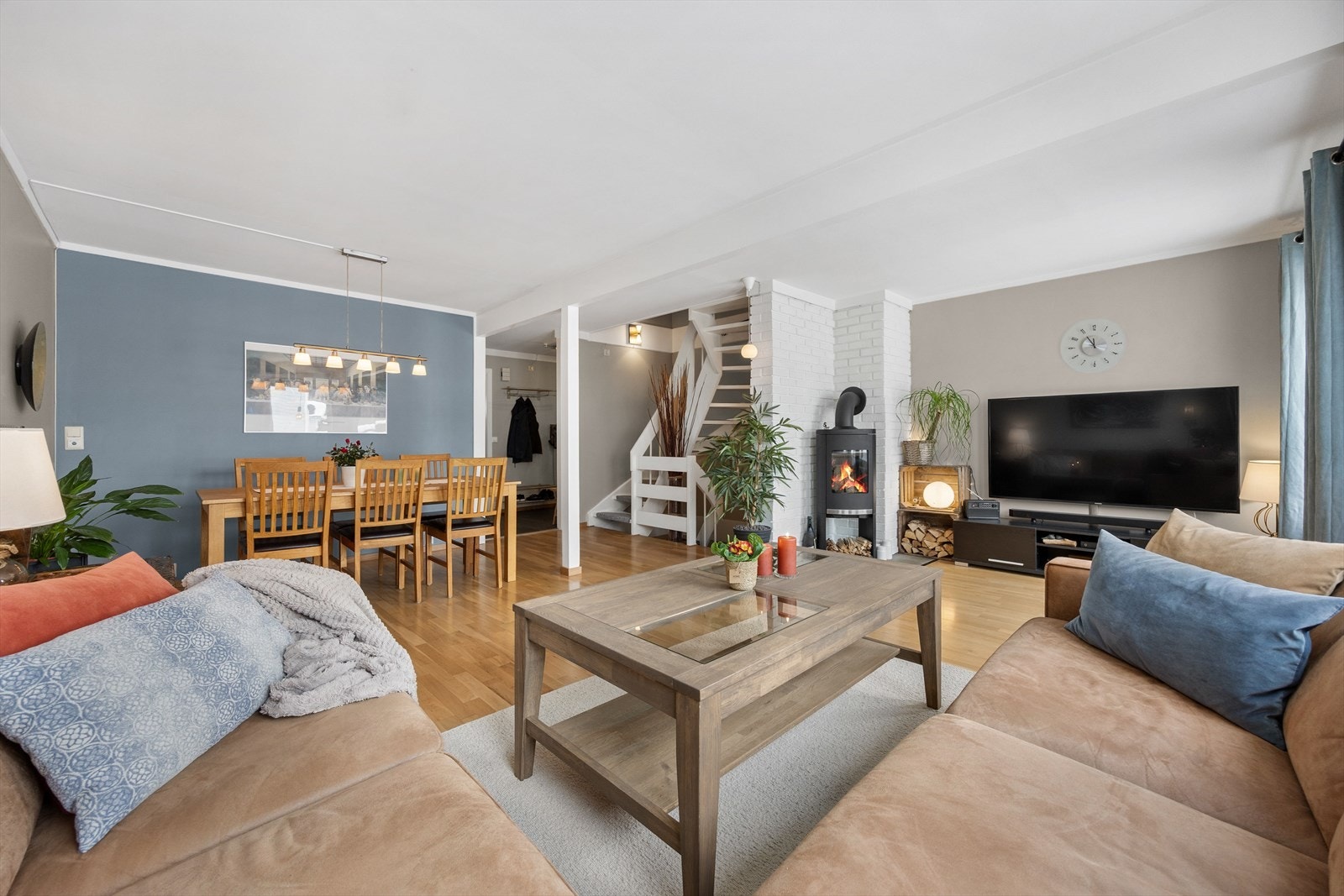 Den åpne løsningen mellom stue og spisestue skaper en sosial og luftig atmosfære Galleribilde