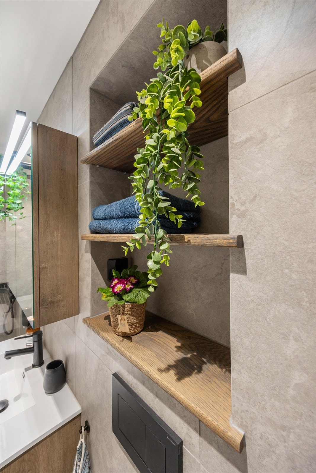 Innfelte hyller i veggen gir en smart og plassbesparende oppbevaringsløsning Galleribilde