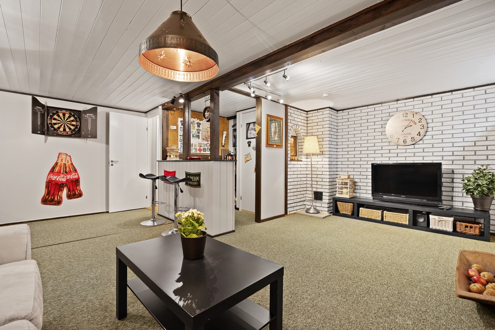 Rommet har heldekkende teppe på gulvet og en egen barløsning Galleribilde