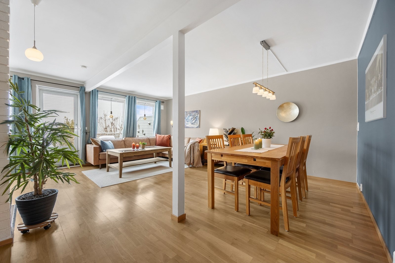 Stuen er romslig og gir god plass til både spisebord og en større sofagruppe Galleribilde