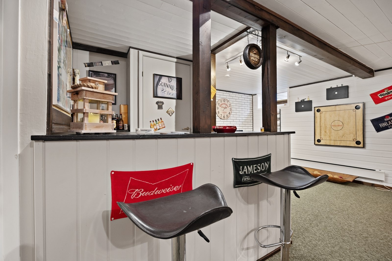 Baren skaper en sosial sone i kjelleren Galleribilde