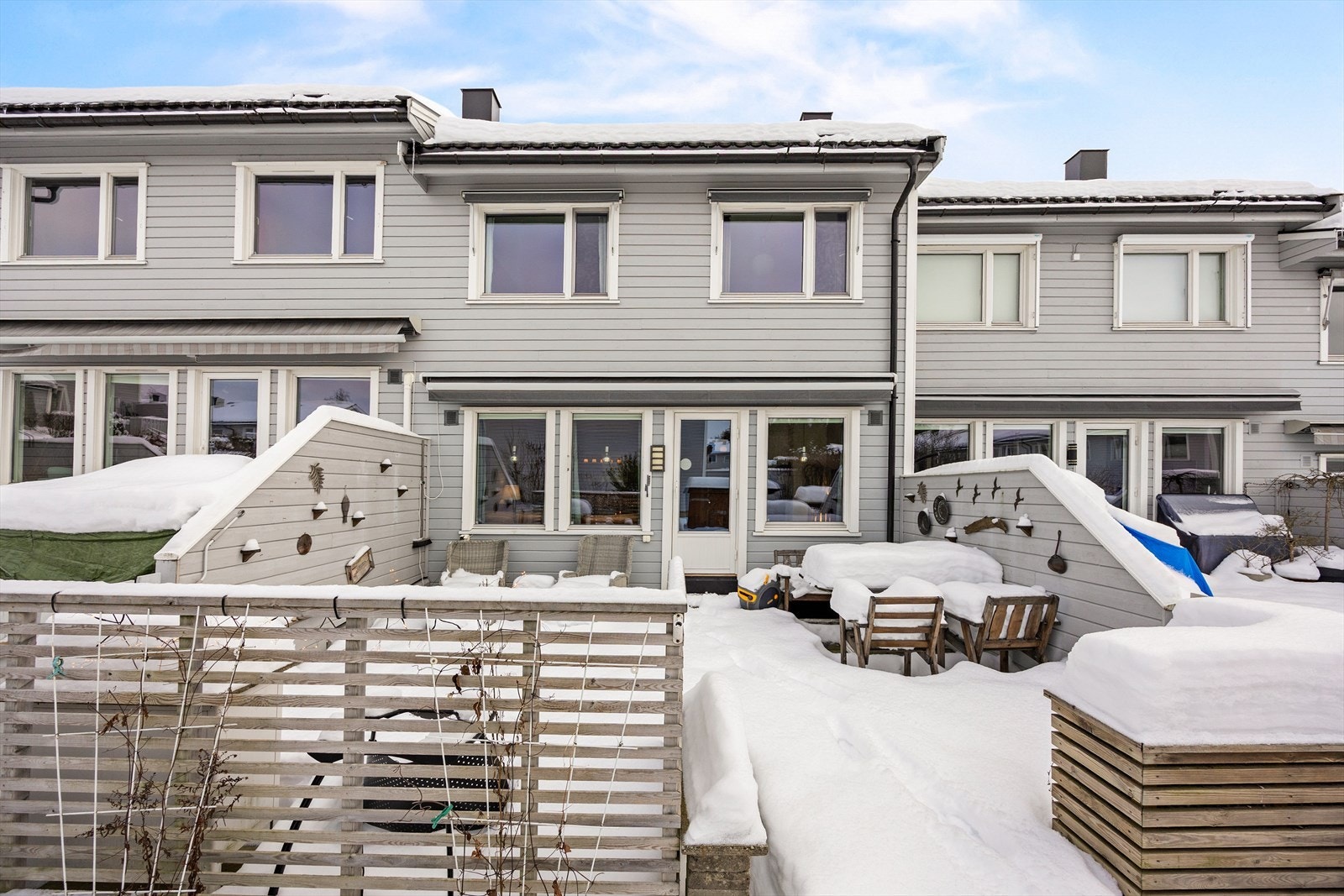 Boligen har en stor, vestvendt markterrasse på 46,5 m² med en skjermende markise på 6m x 3,80 m Galleribilde