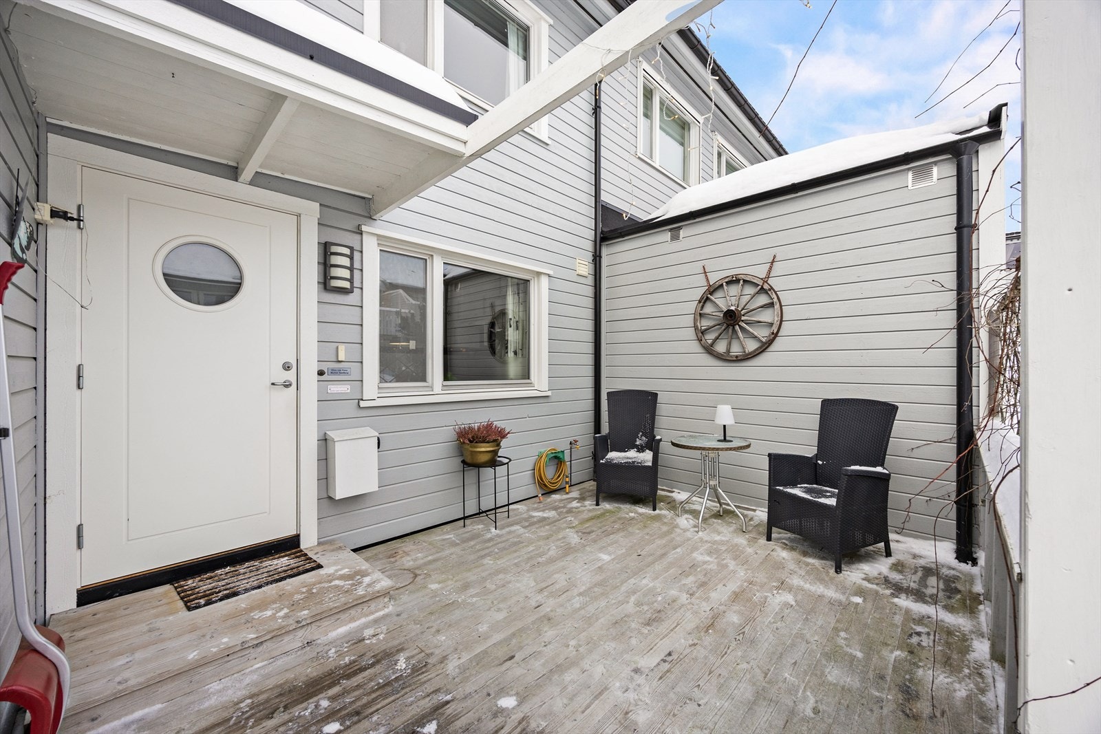 Ved inngangspartiet er det en østvendt markterrasse på 13,5 m² Galleribilde