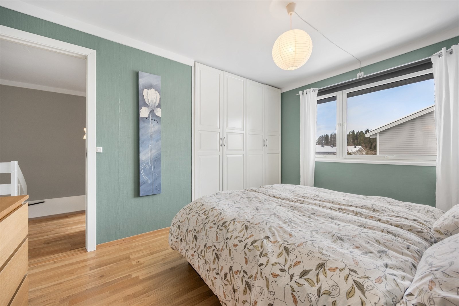 En stor garderobe gir rikelig med oppbevaringsplass Galleribilde