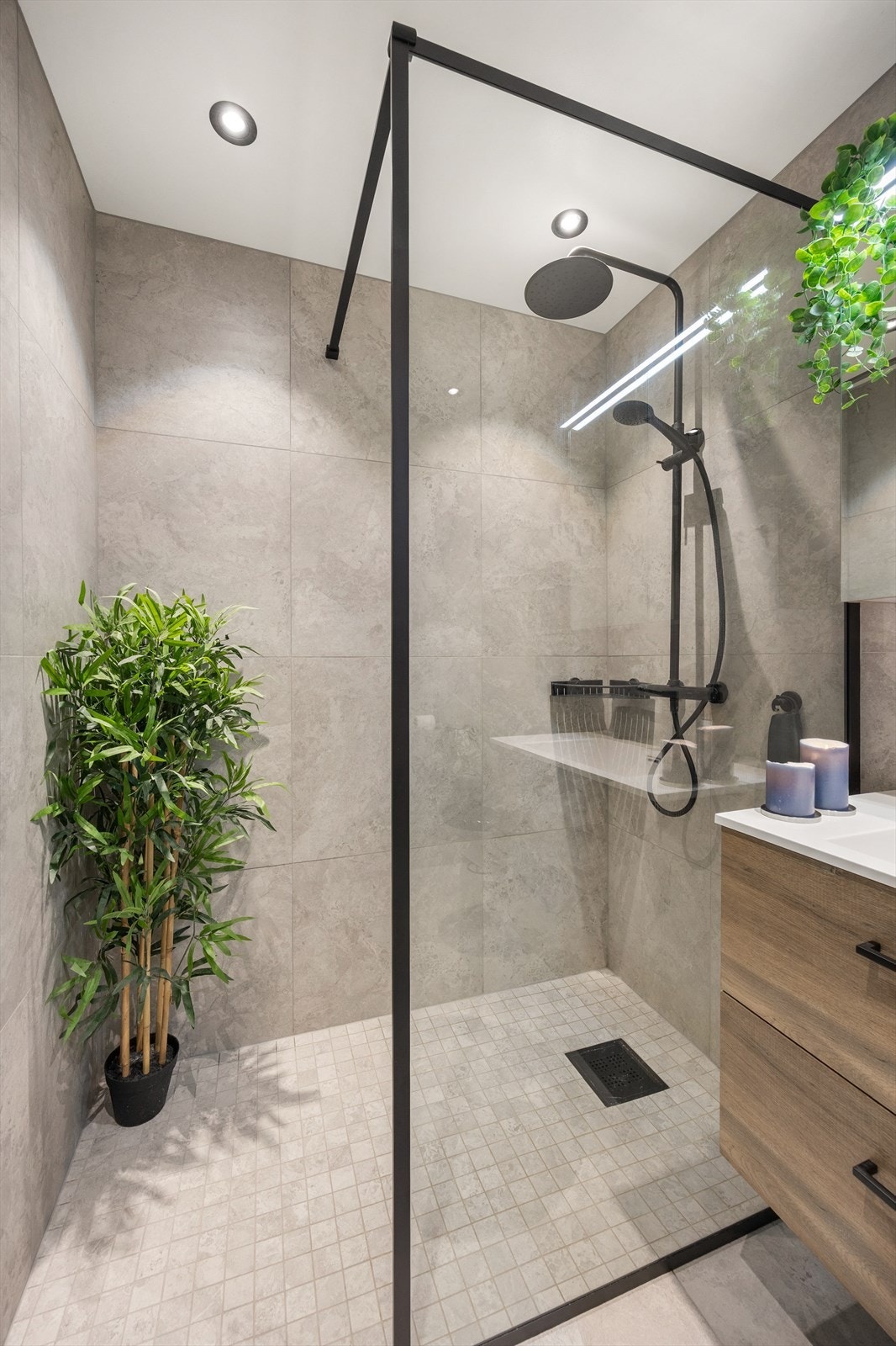 Dusjhjørnet har vegg av herdet glass, regnfallsdusj og hånddusj Galleribilde