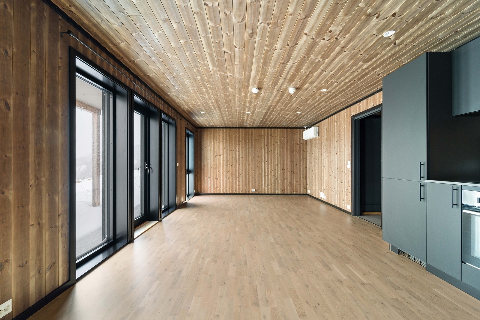 Flott med spotter i taket og vinduer helt ned med masse lys innslag! Galleribilde