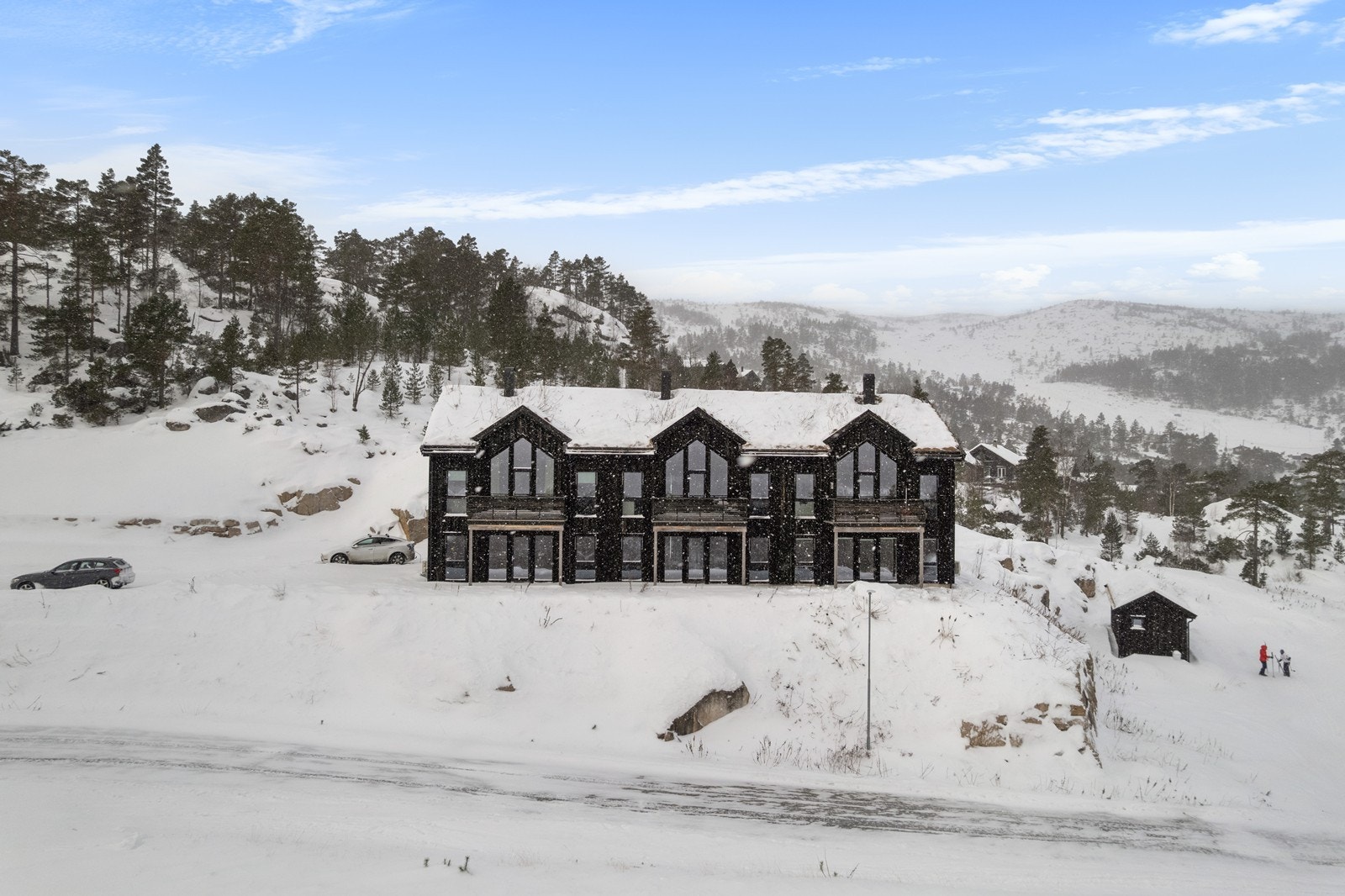 Det medfølger bod i bygget nedenfor. Det er også 12 felles parkeringsplasser ved bodbygget som deles på disse 6 leilighetene. Galleribilde