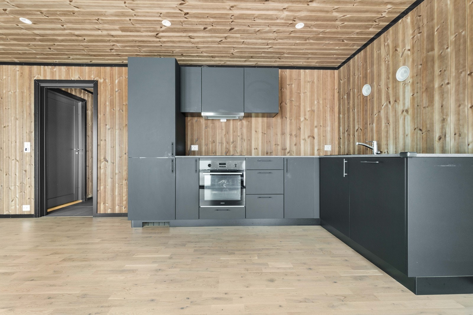 Kjøkkenet selges slik det står med hvitevarene. Galleribilde