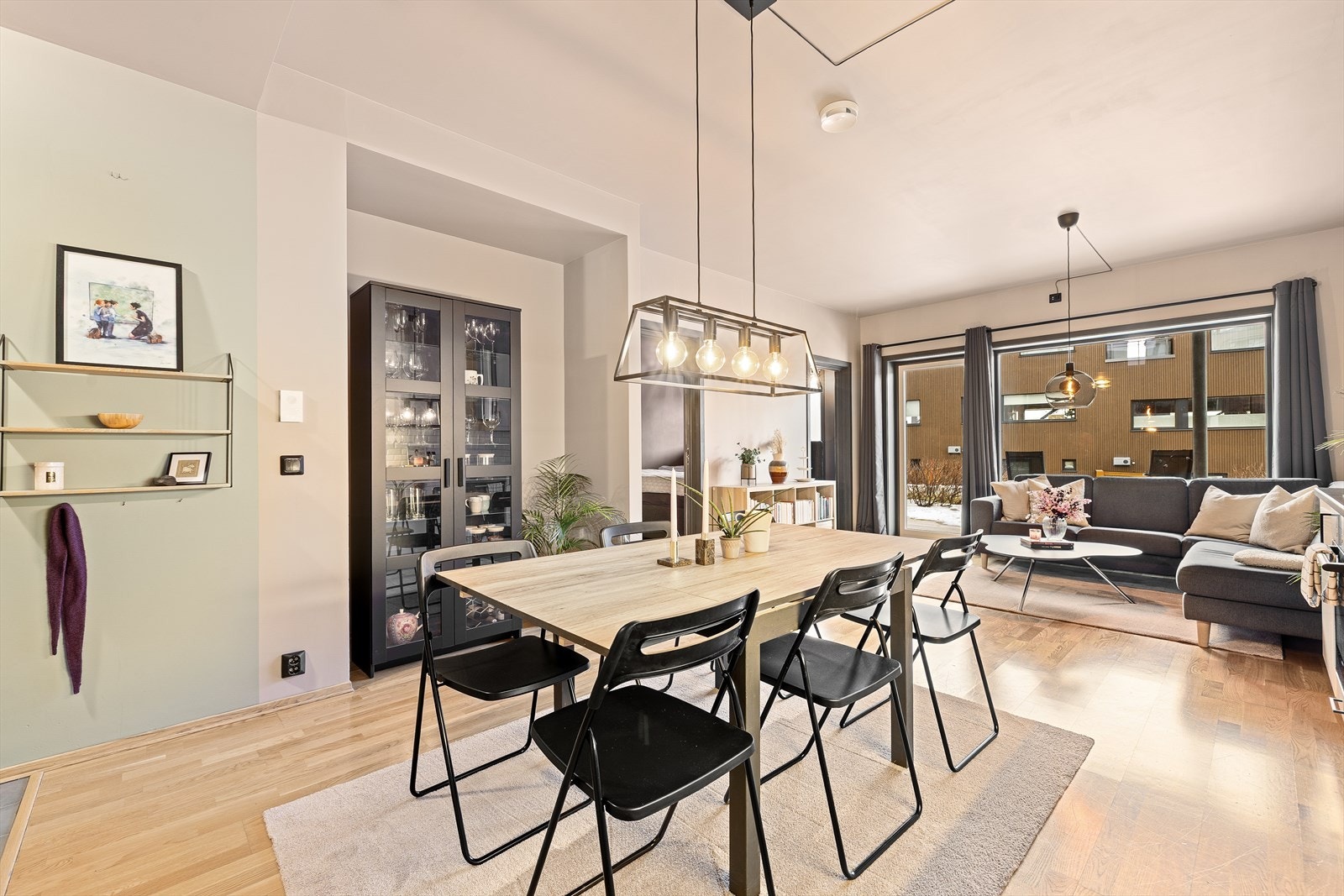 Leiligheten har en god takhøyde samt store vindusflater som slipper inn mye dagslys. Galleribilde