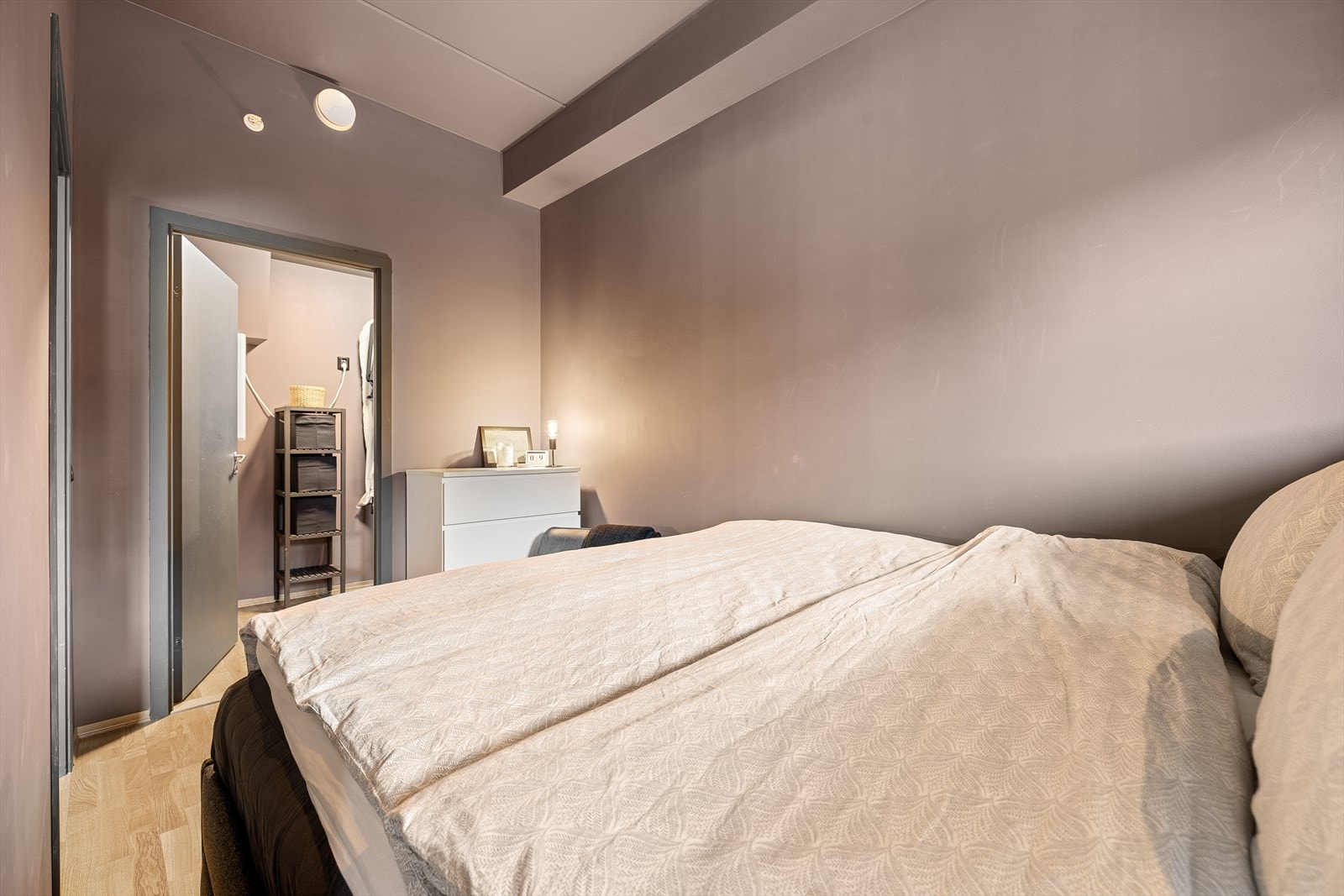 Soverommet har god plass til dobbeltseng, og kommode. Galleribilde