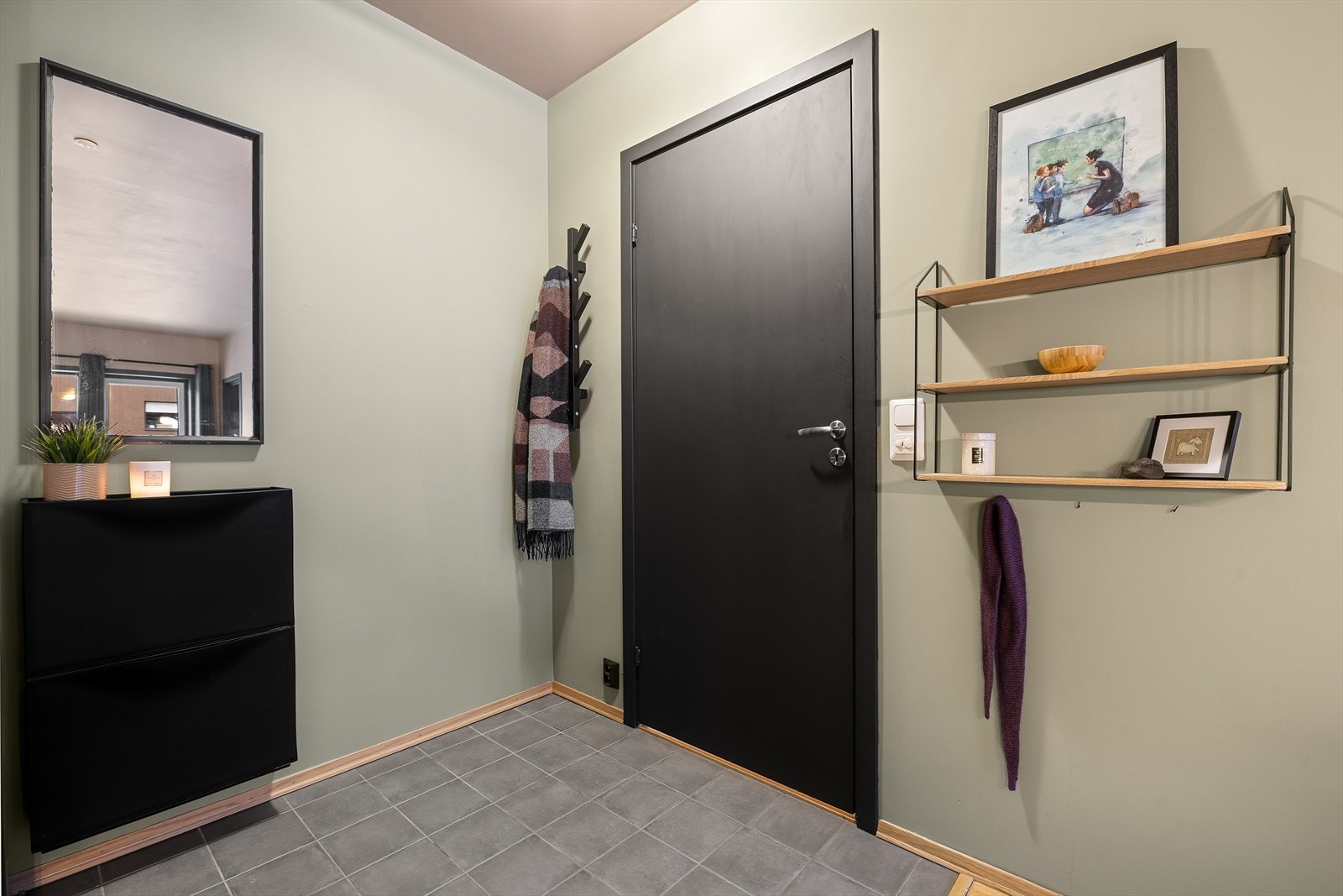 Innbydende inngangsparti som gir et godt førsteinntrykk av leiligheten. Galleribilde