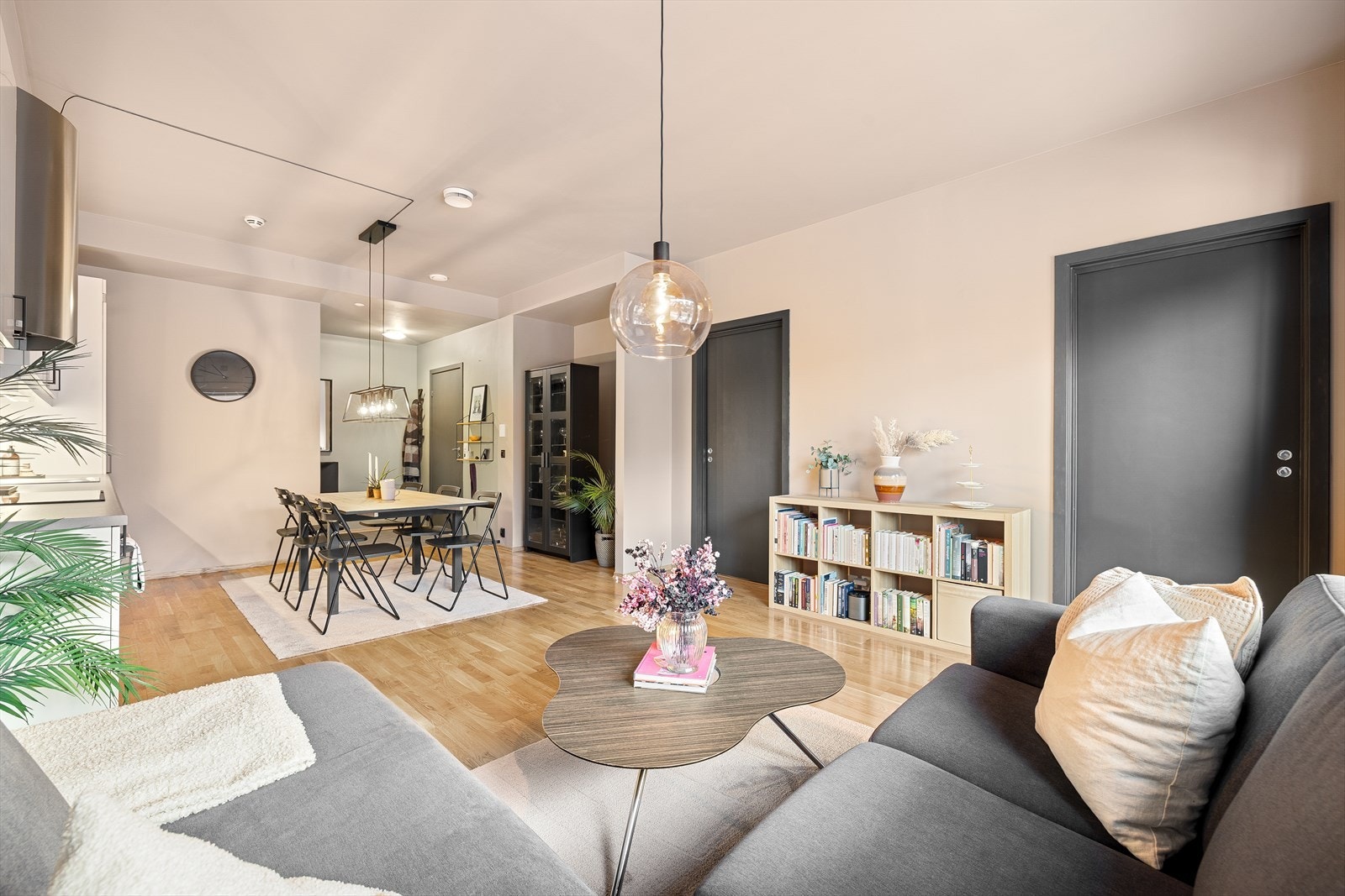 Lave felleskostnader som inkluderer fjernvarme samt kabel-TV/internett. Galleribilde