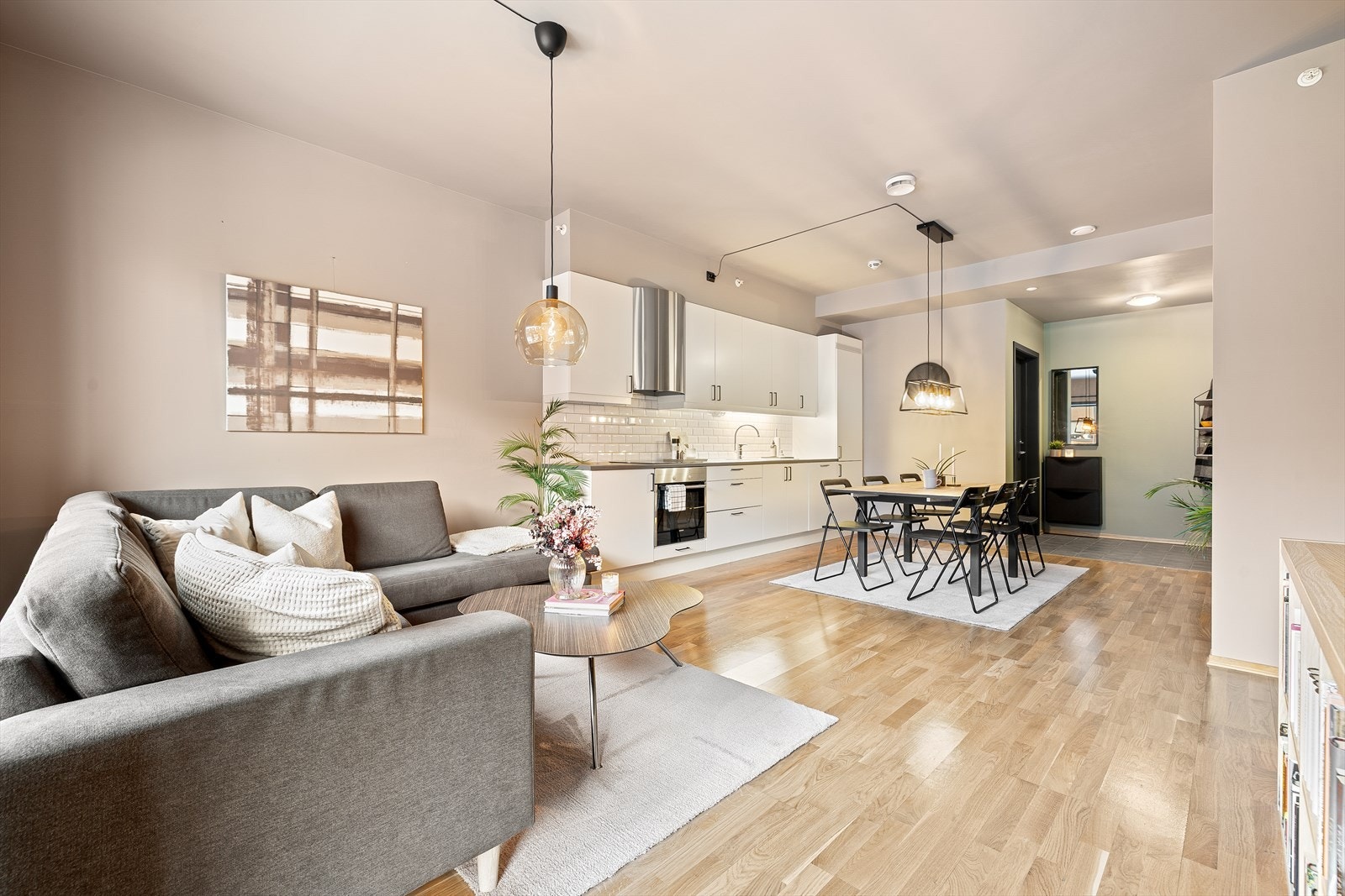 Hele leiligheten varmes opp med fjernvarme, som gir en jevn og behagelig innetemperatur året rundt og bidrar til lavere strømforbruk. Galleribilde