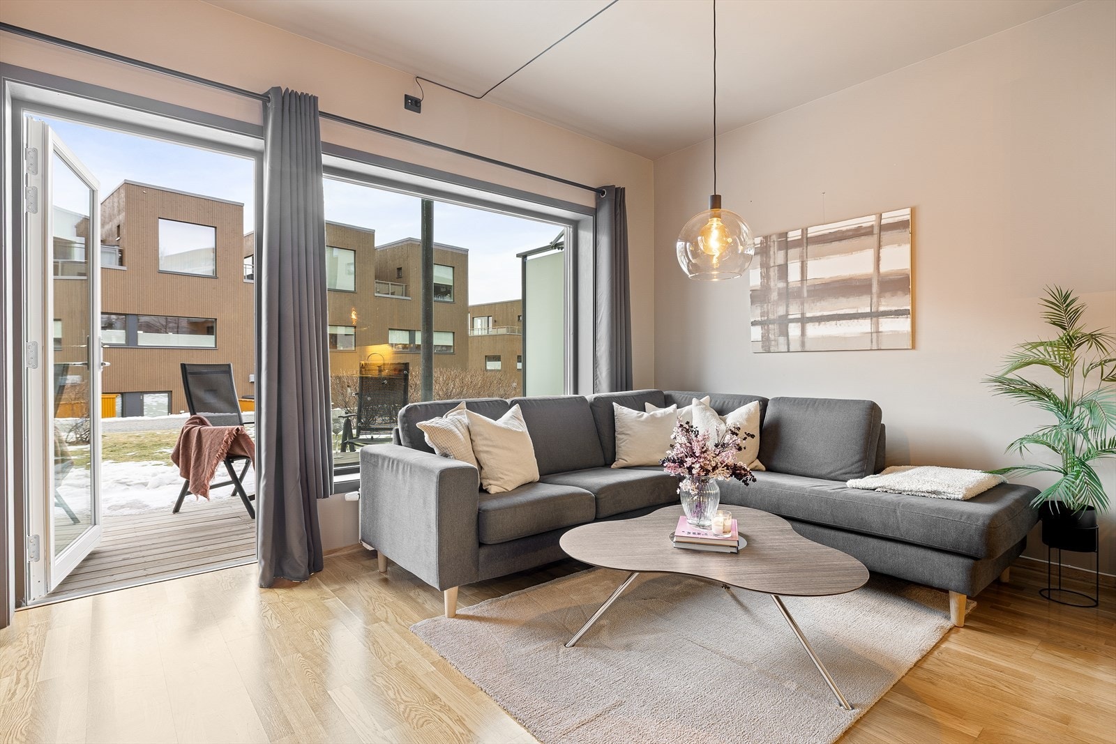 Fra stuen har man direkte adkomst til den romslige terrassen. Galleribilde