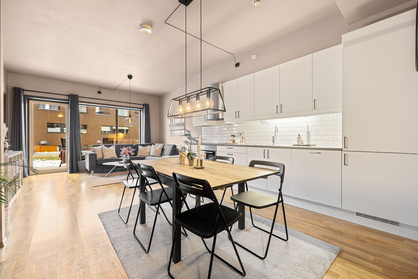 Moderne kjøkkeninnredning i tidløst design, med rikelig skap- og benkeplass. Her er det god plass til spisebord - perfekt for både hverdagsmiddager og hyggelige sammenkomster Galleribilde