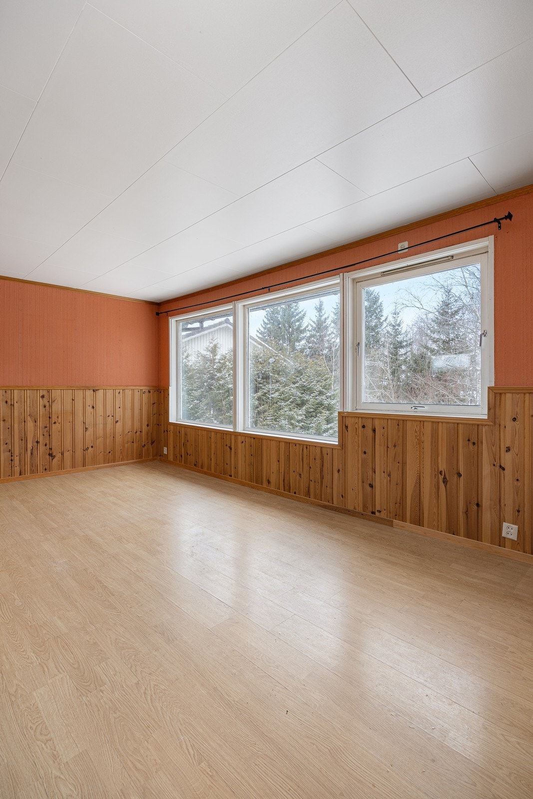 Store vindusflater sørger for rikelig med naturlig lysinnfall. Galleribilde