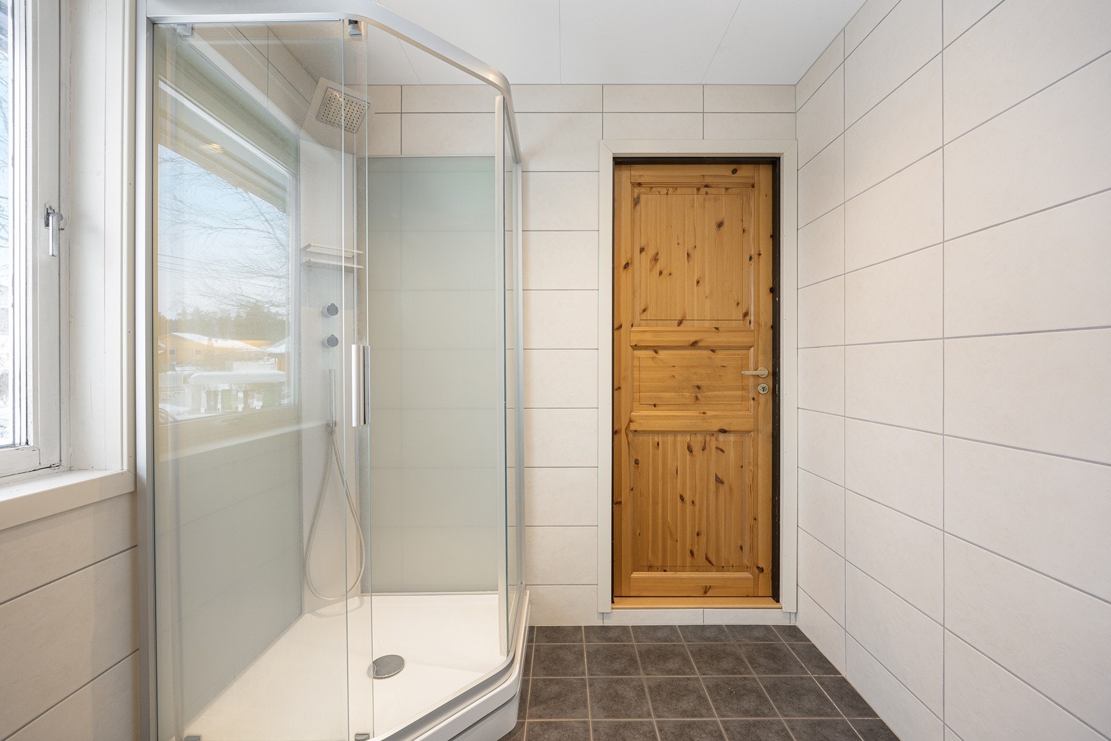 Videre har badet vegghengt toalett og dusjkabinett. Galleribilde