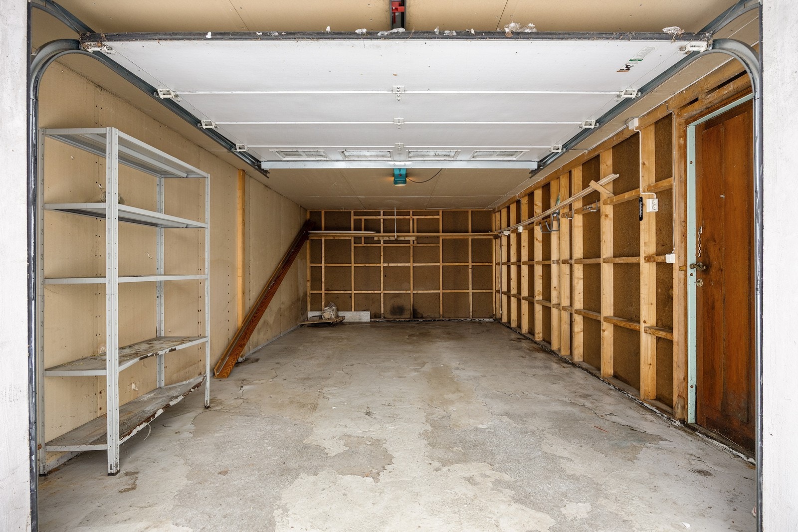 Garasjen var ny i 2006 og har motorisert leddport. Galleribilde